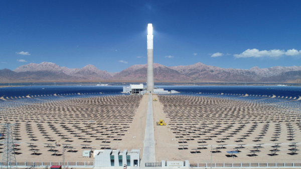 戈壁“追光”鑄就奇跡 浙江援青德令哈光熱電站連續三年超產，熔鹽塔點亮高原“金山銀山”